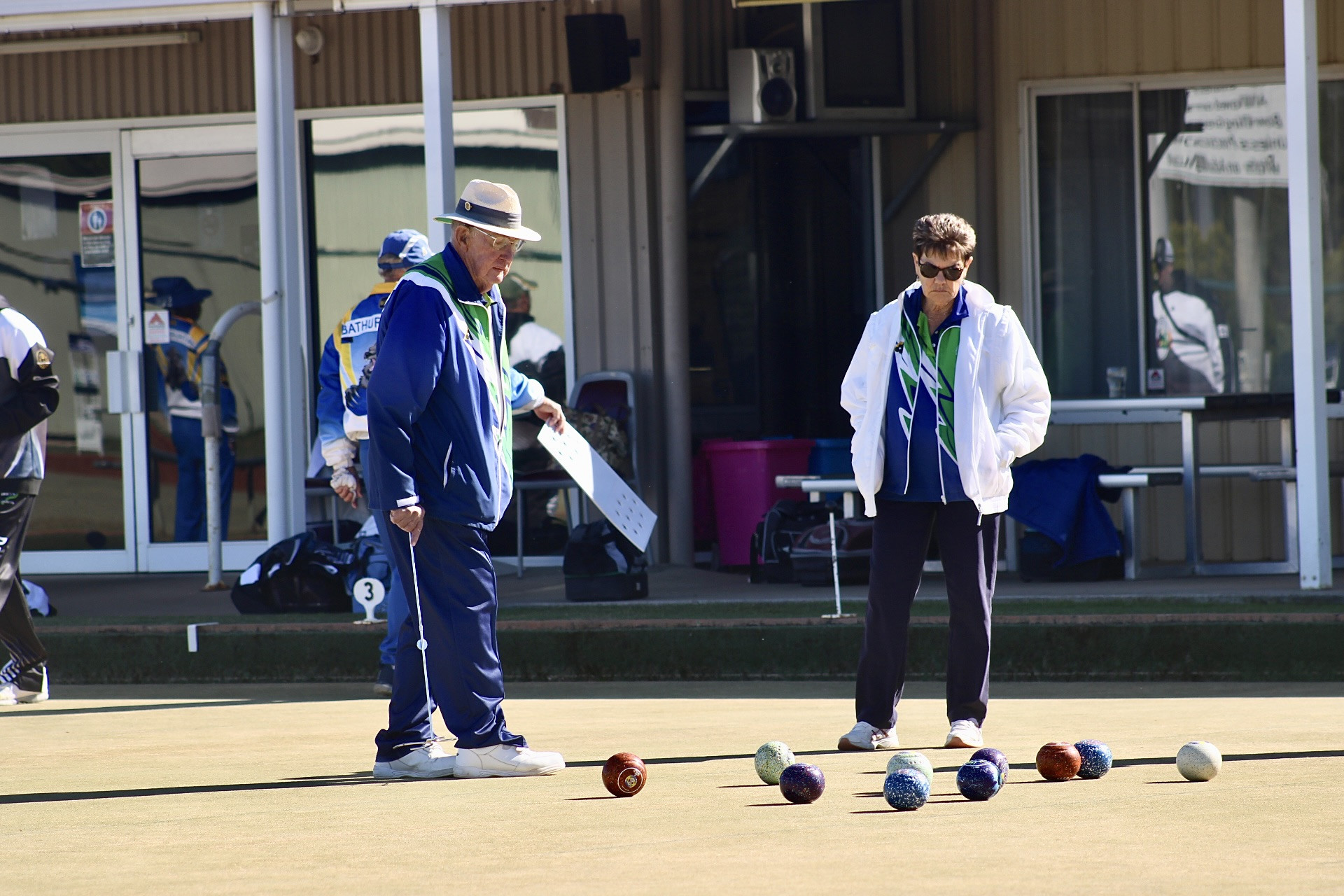 Team one bowlers Don Smith and Sis Beetson in action. Photos by The Nyngan Weekly Abigail McLaughlin