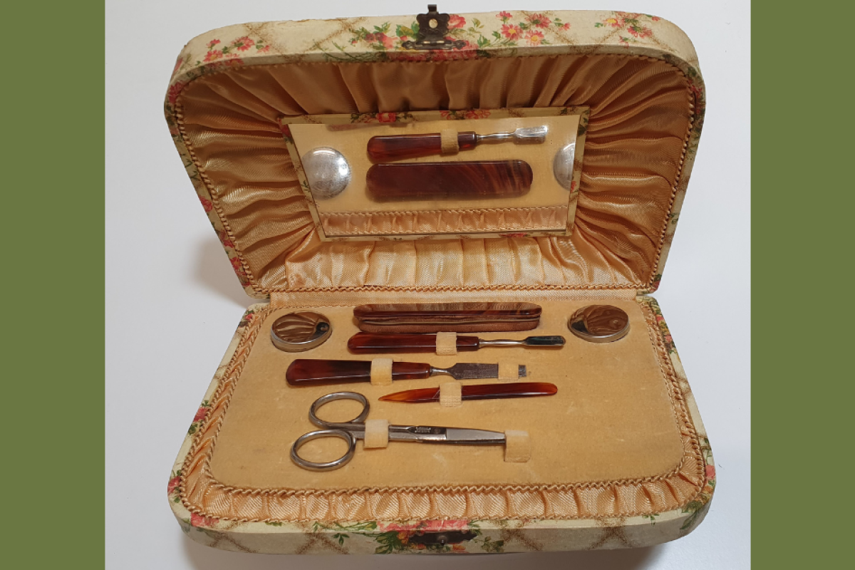 The satin and velvet lined case with faux tortoise shell handles.
