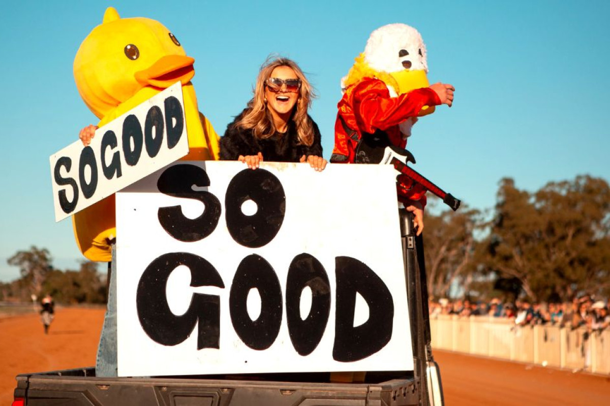 Duck Creek races mascot ‘Duckling’ new to the event this year, with racegoer Alex McLaughlin, and main mascot ‘Pluka’. Photo by Instinct Media.