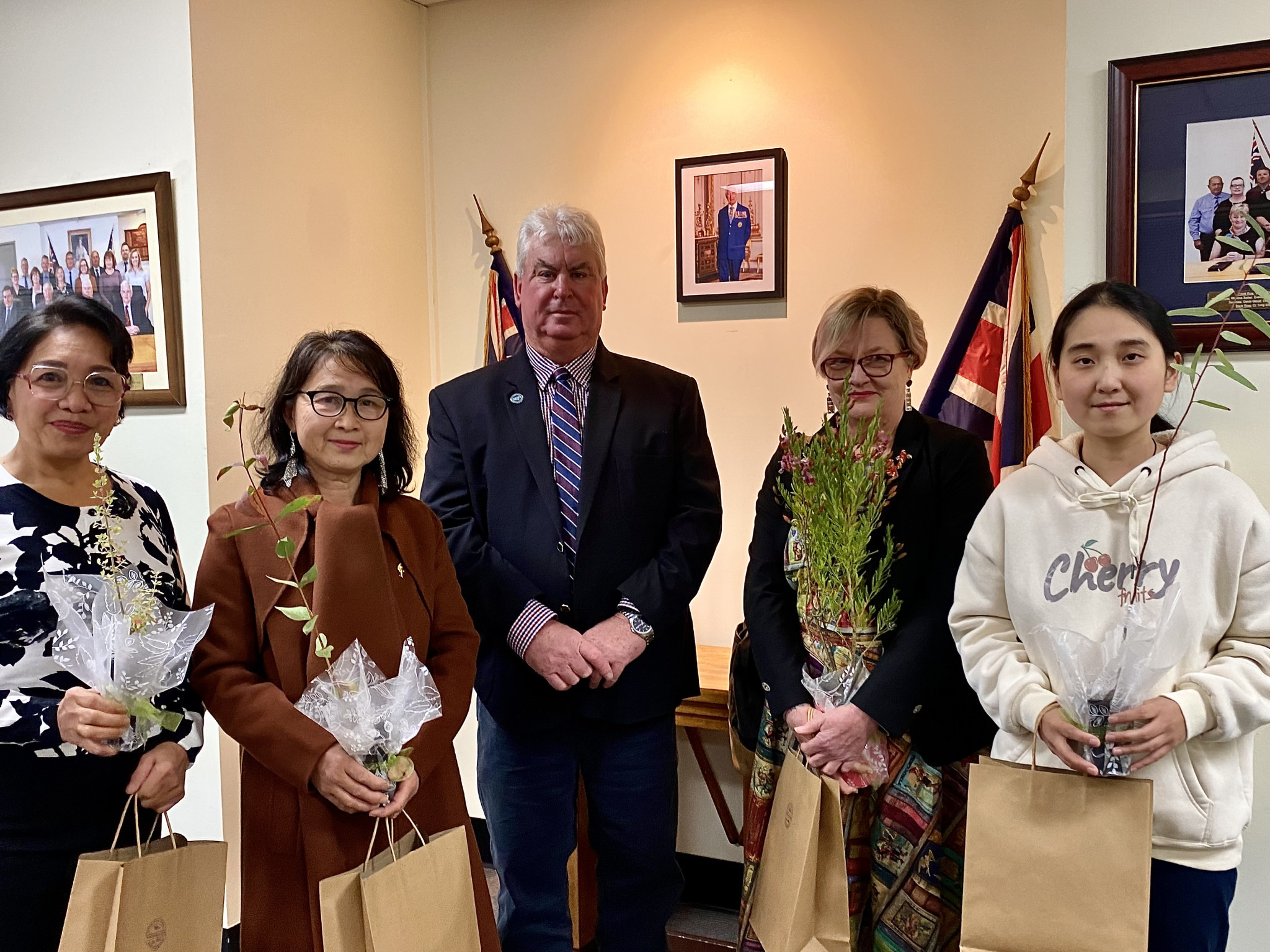 New citizens Virginia Tindugan Badon and Lijuan Chen, with Bogan Shire Council’s mayor Glen Neill, Ngaire Booth, and Li Chang.